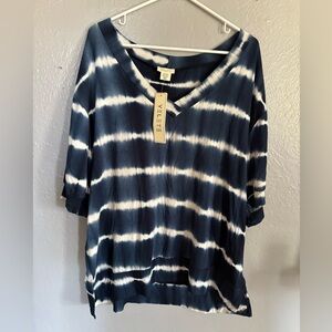 Yelete Tie Dye Short Sleeve Top SZ 2XL. NWT. V neck side slits plus size